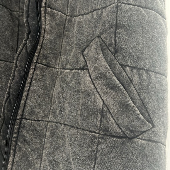 Perfect Tone Black Acid Wash Quilted Vest size XS new, newer worn grey pink lily - Picture 9 of 12